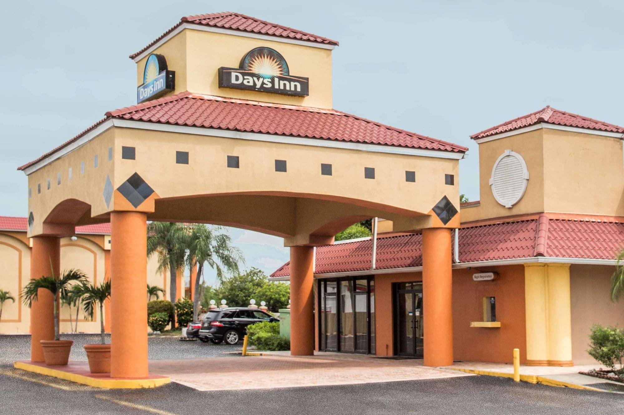 Days Inn By Wyndham Fort Myers Exterior photo